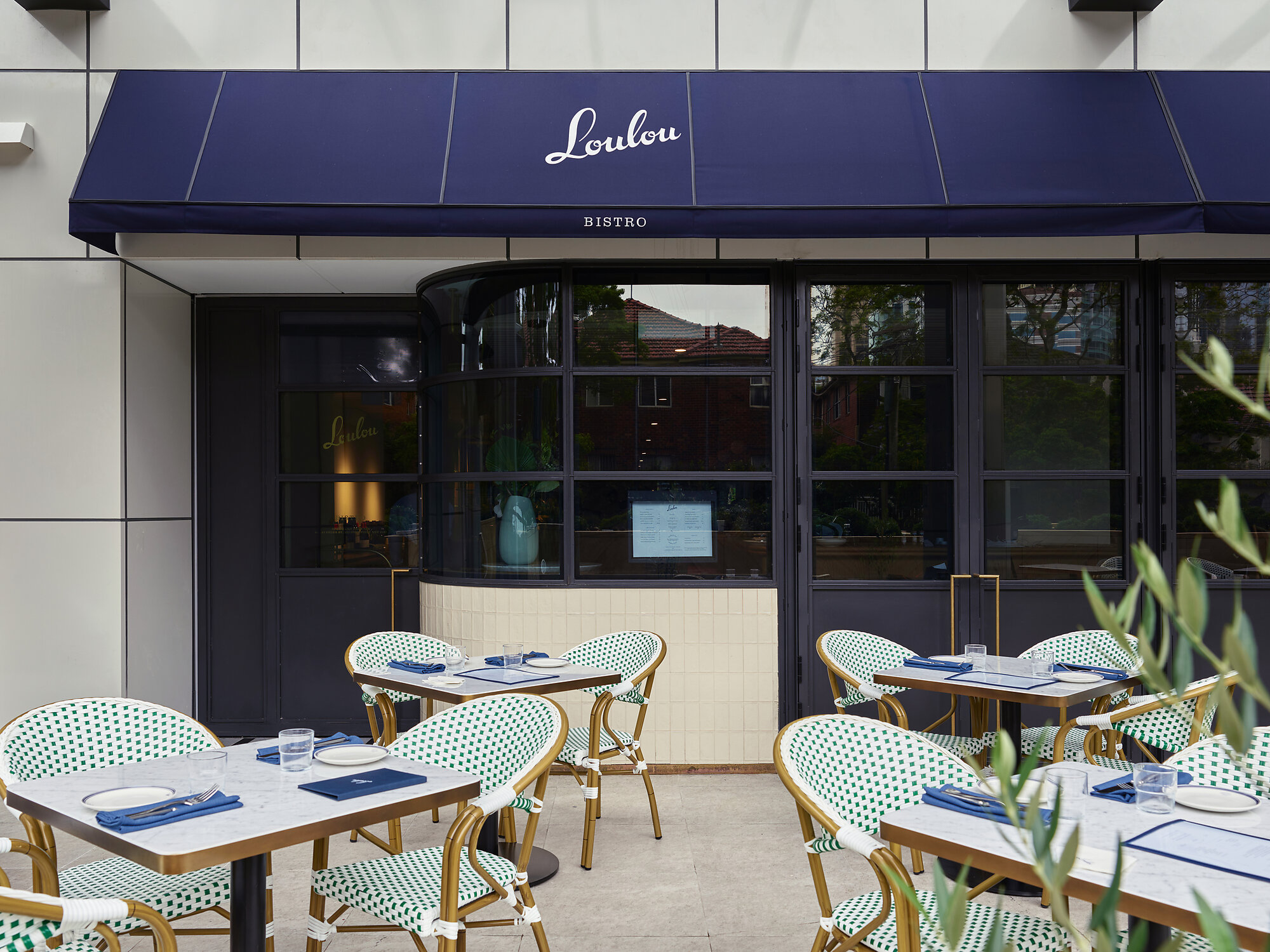 Interior photograph of LOULOU BISTRO, BOULANGERIE & TRAITEUR by Steve Woodburn